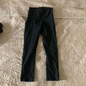 Lululemon highwaisted black cropped leggings - size 4 worn twice.